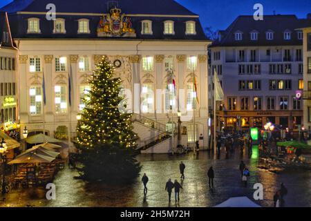 Bonn, Allemagne - 21 décembre 2017 : vue panoramique de l'hôtel de ville, d'un énorme arbre de Noël et de la place principale dans le centre de Bonn la nuit Banque D'Images