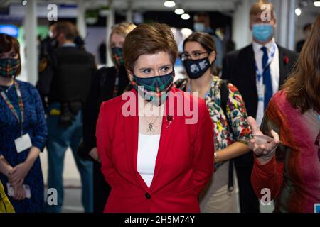 Glasgow, Écosse, Royaume-Uni.10 novembre 2021.PHOTO : Nicola Sturgeon MSP - Premier ministre d'Écosse, repéré dans le foyer de la Conférence COP26 sur les changements climatiques.Crédit : Colin Fisher/Alay Live News Banque D'Images