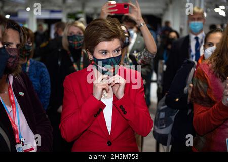 Glasgow, Écosse, Royaume-Uni.10 novembre 2021.PHOTO : Nicola Sturgeon MSP - Premier ministre d'Écosse, repéré dans le foyer de la Conférence COP26 sur les changements climatiques.Crédit : Colin Fisher/Alay Live News Banque D'Images