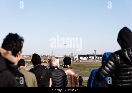 Personnes regardant un Boeing 777-333 d'Air Canada à l'aéroport de Montréal, Pierre-Elliott Trudeau, Québec, Canada Banque D'Images