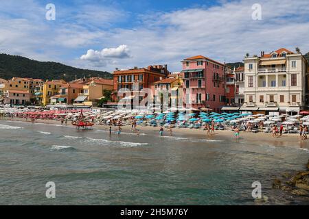 Vue sur la ville maritime, destination touristique populaire, avec les maisons colorées donnant sur la plage de sable en été, Alassio, Savona, Ligurie, Italie Banque D'Images