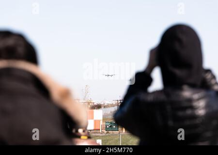 Personnes regardant un Boeing 777-333 d'Air Canada à l'aéroport de Montréal, Pierre-Elliott Trudeau, Québec, Canada Banque D'Images