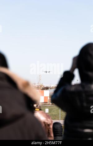 Personnes regardant un Boeing 777-333 d'Air Canada à l'aéroport de Montréal, Pierre-Elliott Trudeau, Québec, Canada Banque D'Images