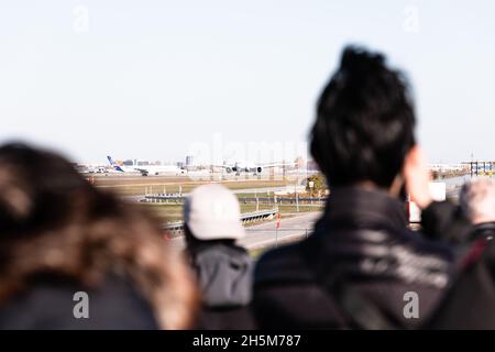 Personnes regardant un Boeing 777-333 d'Air Canada à l'aéroport de Montréal, Pierre-Elliott Trudeau, Québec, Canada Banque D'Images