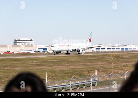 Personnes regardant un Boeing 777-333 d'Air Canada à l'aéroport de Montréal, Pierre-Elliott Trudeau, Québec, Canada Banque D'Images