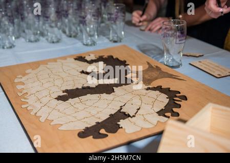 Puzzle en bois à moitié assemblé sur table. Banque D'Images