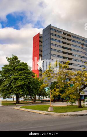 MATANZAS, CUBA - 12 octobre 2021 : gros plan d'un immeuble résidentiel situé à 14 planta Matanzas, Cuba Banque D'Images