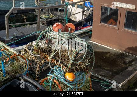FINDOCHTY MORAY CÔTE ÉCOSSE BATEAUX DE PÊCHE À L'INTÉRIEUR DU PORT BLANC ÉGLISE ET MAISONS SUR LA COLLINE Banque D'Images