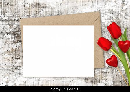 Carte de lettre en papier avec coeurs rouges et fleurs de tulipe Banque D'Images