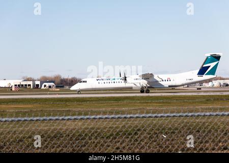 WestJet de Havilland Canada Dash 8-400 à l'aéroport de Montréal, Pierre-Elliott Trudeau, Québec, Canada Banque D'Images