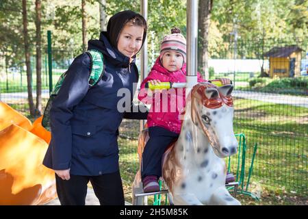 Les sœurs adolescentes et enfants de différents âges marchant ensemble, dorr se soucie de petit enfant, deux personnes Banque D'Images