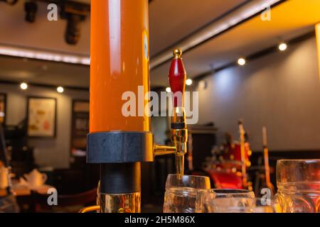fond d'écran flou tour de bière de près avec bokeh au bar de nuit Banque D'Images