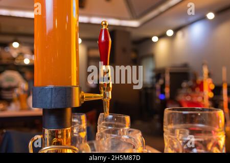 fond d'écran flou tour de bière de près avec bokeh au bar de nuit Banque D'Images