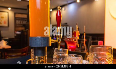 fond d'écran flou tour de bière de près avec bokeh au bar de nuit Banque D'Images