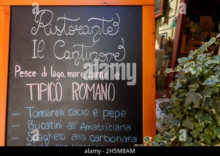Peschiera di Garda, Italie - 22 octobre 2021 : menu dans un restaurant italien écrit sur un tableau noir dans la rue. Banque D'Images