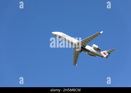 Air Canada Express Mitsubishi CRJ-200ER à l'aéroport de Montréal, Pierre-Elliott Trudeau, Québec, Canada Banque D'Images