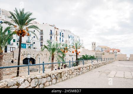 Peñiscola, Espagne - 22 octobre 2021: Les restaurants dans les rues de la vieille ville offrent aux touristes leurs menus. Banque D'Images