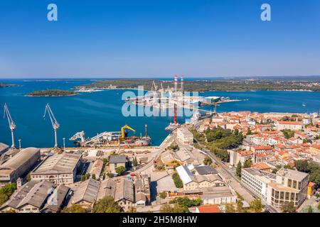 Une vue aérienne de Pula, en premier plan ancien chantier naval Uljanik, Pula, Istria, Croatie Banque D'Images