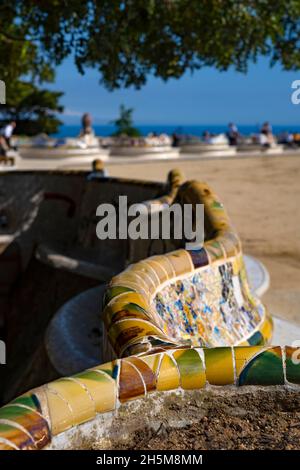 Parc Guell, Barcelone, Catalogne, Espagne. Un parc public conçu par le célèbre architecte catalan Antoni Gaudim avec des jardins et une curiousitie architecturale Banque D'Images