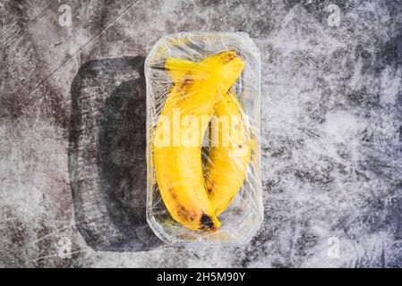 Fruits emballés dans du plastique inutile dans un supermarché Banque D'Images
