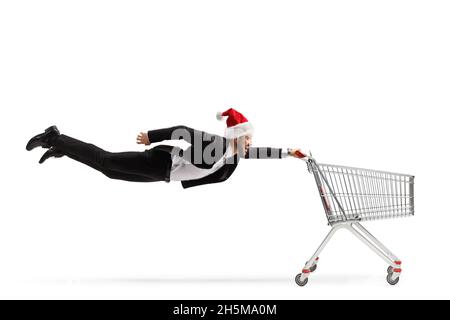 Homme d'affaires avec un chapeau de père noël volant et tenant un panier vide isolé sur fond blanc Banque D'Images