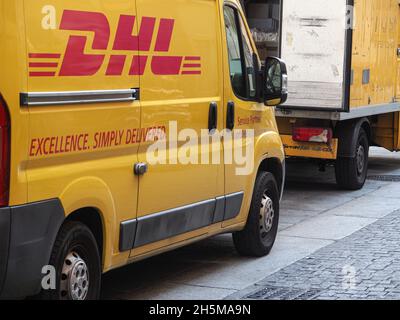 Transporteur de fret DHL dans le centre de Milan Italie Banque D'Images