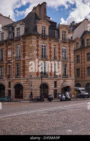 Magnifique façade de l'édifice traditionnel et parisien avec briques rouges et blanches sur la place Dauphine - Paris, France - Île de la Cité Banque D'Images