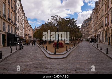 Belles façades d'arcades traditionnelles et parisiennes avec briques rouges et blanches sur la place Dauphine - Paris, France - Île de la Cité Banque D'Images