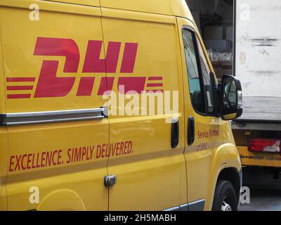 Transporteur de fret DHL dans le centre de Milan Italie Banque D'Images