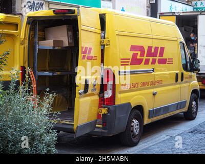 Transporteur de fret DHL dans le centre de Milan Italie Banque D'Images