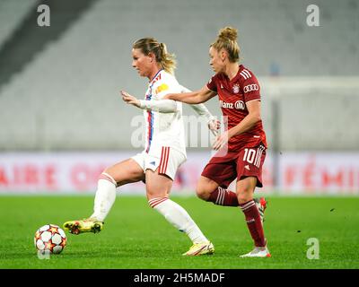 Lyon, France.10 novembre 2021.Lyon, France, le 10 novembre 2021 : Amandine Henry (6 Lyon) et Linda Dallmann (10 FC Bayern Munich) se battent pour le bal (duel) lors de l'UEFA Womens Champions League Group phase 3 du match de football entre l'Olympique Lyonnais et le FC Bayern Munich au stade Groupama de Lyon, France.Daniela Porcelli/SPP crédit: SPP Sport presse photo./Alamy Live News Banque D'Images
