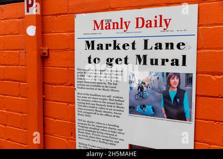 Market Lane, dans la banlieue de Manly Beach, affiche des peintures murales représentant les gros titres des journaux du journal local Manly Daily, Sydney, Australie Banque D'Images