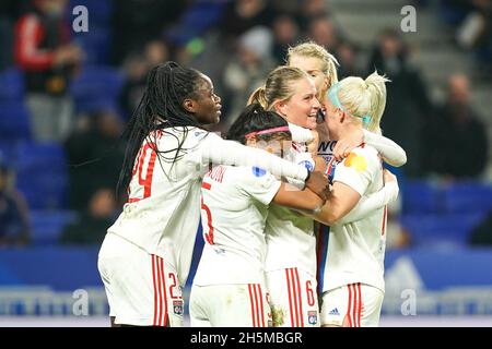 Lyon, France.10 novembre 2021.Lyon, France, 10 novembre 2021 : Amandine Henry (6 Lyon) célèbre son but avec ses coéquipiers lors du match de football 3 du groupe de la Ligue des champions de l'UEFA Womens entre l'Olympique Lyonnais et le FC Bayern Munich au stade Groupama à Lyon, en France.Daniela Porcelli/SPP crédit: SPP Sport presse photo./Alamy Live News Banque D'Images
