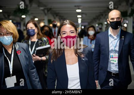 Glasgow, Royaume-Uni.10 novembre 2021.Glasgow, Écosse, Royaume-Uni.10 novembre 2021PICTURED: Alexandria Ocasio-Cortez Représentant des Etats-Unis vu entre les réunions de la Conférence COP26 sur les changements climatiques.Alexandrie Ocasio-Cortez, également connue par ses initiales AOC, est une militante et politicienne américaine.Depuis 2019, elle a été représentante des États-Unis pour le 14e district du Congrès de New York, en tant que membre du Parti démocratique.Crédit : Colin Fisher/Alay Live News Banque D'Images