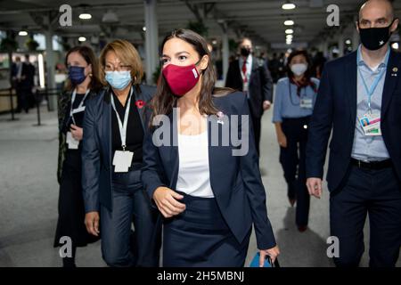 Glasgow, Royaume-Uni.10 novembre 2021.Glasgow, Écosse, Royaume-Uni.10 novembre 2021PICTURED: Alexandria Ocasio-Cortez Représentant des Etats-Unis vu entre les réunions de la Conférence COP26 sur les changements climatiques.Alexandrie Ocasio-Cortez, également connue par ses initiales AOC, est une militante et politicienne américaine.Depuis 2019, elle a été représentante des États-Unis pour le 14e district du Congrès de New York, en tant que membre du Parti démocratique.Crédit : Colin Fisher/Alay Live News Banque D'Images