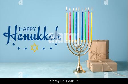 Belle carte de voeux pour Hanukkah heureux avec menorah et cadeaux Banque D'Images