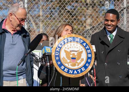 Bronx, New York, États-Unis.9 novembre 2021.Le sénateur Chuck Schumer et d'autres représentants élus tiennent une conférence de presse pour annoncer des plans visant à rendre l'autoroute Cross Bronx plus sûre pour l'environnement des collectivités du Bronx.(Image de crédit : © Steve Sanchez/Pacific Press via ZUMA Press Wire) Banque D'Images