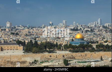 Vue panoramique sur la vieille ville de Jérusalem, vue sur le Dôme du Rocher, sanctuaire islamique situé sur le Mont du Temple Banque D'Images