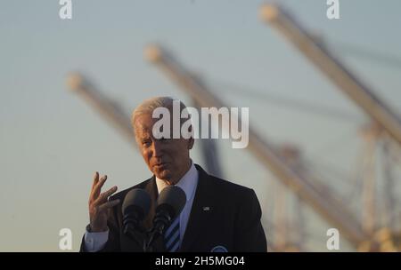 Baltimore, États-Unis.10 novembre 2021.Le président Joe Biden a prononcé des remarques sur la manière dont l'accord bipartisan sur les infrastructures offre au peuple américain au port de Baltimore, MD, le mercredi 10 novembre 2021.L'accord sur les infrastructures comprend 550 milliards de dollars pour les infrastructures, la création d'emplois, le haut débit et la lutte contre le changement climatique.Crédit photo Leigh Vogel/UPI: UPI/Alay Live News Banque D'Images
