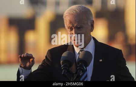 Baltimore, États-Unis.10 novembre 2021.Le président Joe Biden a prononcé des remarques sur la manière dont l'accord bipartisan sur les infrastructures offre au peuple américain au port de Baltimore, MD, le mercredi 10 novembre 2021.L'accord sur les infrastructures comprend 550 milliards de dollars pour les infrastructures, la création d'emplois, le haut débit et la lutte contre le changement climatique.Crédit photo Leigh Vogel/UPI: UPI/Alay Live News Banque D'Images