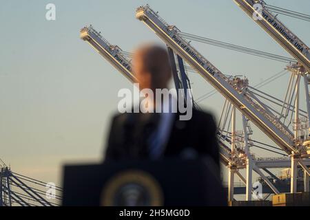 Baltimore, États-Unis.10 novembre 2021.Le président Joe Biden a prononcé des remarques sur la manière dont l'accord bipartisan sur les infrastructures offre au peuple américain au port de Baltimore, MD, le mercredi 10 novembre 2021.L'accord sur les infrastructures comprend 550 milliards de dollars pour les infrastructures, la création d'emplois, le haut débit et la lutte contre le changement climatique.Crédit photo Leigh Vogel/UPI: UPI/Alay Live News Banque D'Images
