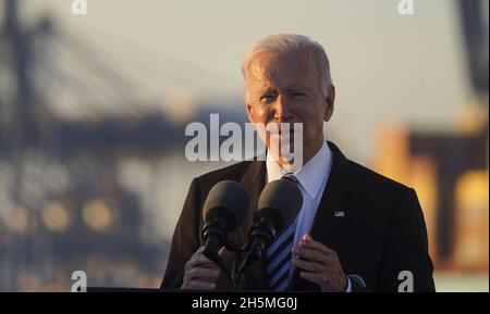 Baltimore, États-Unis.10 novembre 2021.Le président Joe Biden a prononcé des remarques sur la manière dont l'accord bipartisan sur les infrastructures offre au peuple américain au port de Baltimore, MD, le mercredi 10 novembre 2021.L'accord sur les infrastructures comprend 550 milliards de dollars pour les infrastructures, la création d'emplois, le haut débit et la lutte contre le changement climatique.Crédit photo Leigh Vogel/UPI: UPI/Alay Live News Banque D'Images