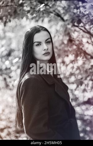 Portrait d'une jeune femme dans le parc en noir et blanc Banque D'Images