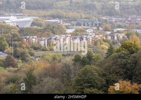 Le paysage urbain d'Ashton Vale à Bristol, y compris le stade Ashton Gate, le campus Imperial Tobacco et les immeubles d'appartements de Paxton Drive. Banque D'Images