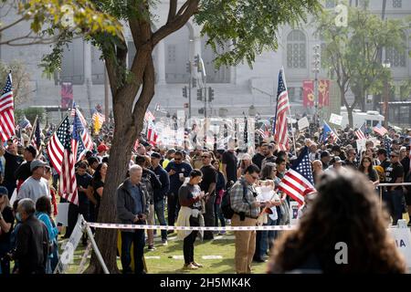 Los Angeles, CA USA - Novmber 8, 2021: Les travailleurs de la ville de Los Angeles protestent contre les mandats de vaccination à Grand Park Banque D'Images