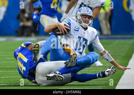 Jared Goff (16), le quarterback des Detroit Lions, est attaqué par les Rams de Los Angeles à l'intérieur du linebacker Kenny Young (41) lors d'un match de la NFL, le dimanche 24 octobre 2021, Banque D'Images