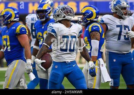 Les Detroit Lions qui ont fait la course de retour à Jamaal Williams (30) lors d'un match de la NFL contre les Los Angeles Rams, le dimanche 24 octobre 2021, à Los Angeles.Le système de blocage de la Rams Banque D'Images