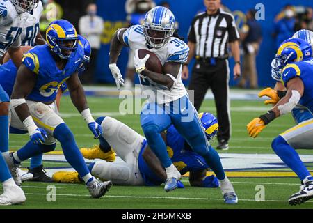 Les Detroit Lions qui ont fait la course de retour à Jamaal Williams (30) lors d'un match de la NFL contre les Los Angeles Rams, le dimanche 24 octobre 2021, à Los Angeles.Le système de blocage de la Rams Banque D'Images