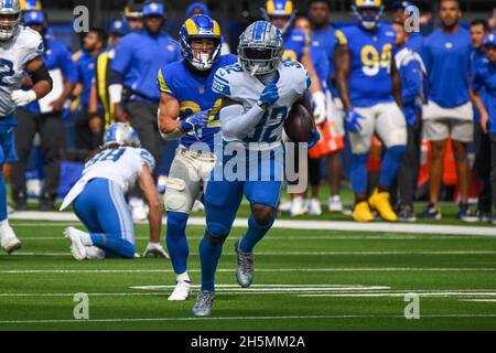 Detroit Lions en course de retour d'Andre Swift (32) lors d'un match de la NFL contre les Los Angeles Rams, le dimanche 24 octobre 2021, à Los Angeles.Les paramètres de blocage sont défai Banque D'Images