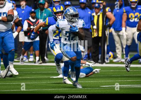 Detroit Lions en course de retour d'Andre Swift (32) lors d'un match de la NFL contre les Los Angeles Rams, le dimanche 24 octobre 2021, à Los Angeles.Les paramètres de blocage sont défai Banque D'Images